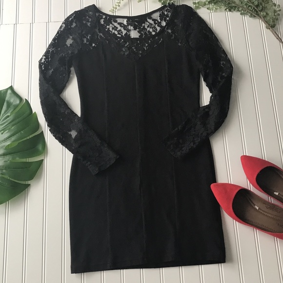 Black lace dress with long sleeves and pleating - Picture 2 of 8